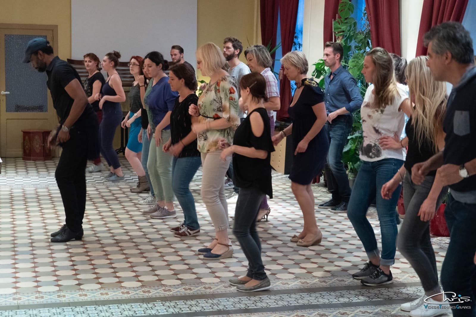 Un cours de danse O'Dance : les élèves travaillent leurs pas en groupe