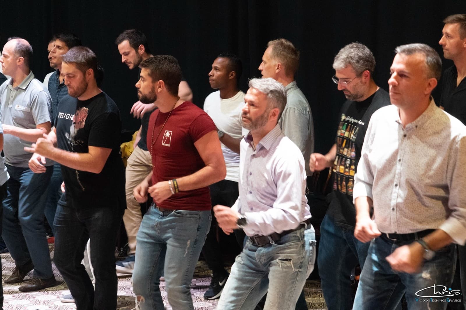 Une rangée d'élèves concentrés répète les pas pendant un cours O'Dance