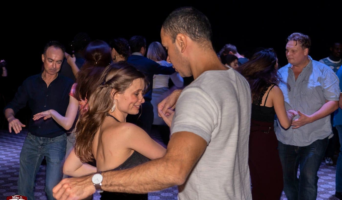 Un couple d'élèves danse la salsa pendant un cours O'Dance