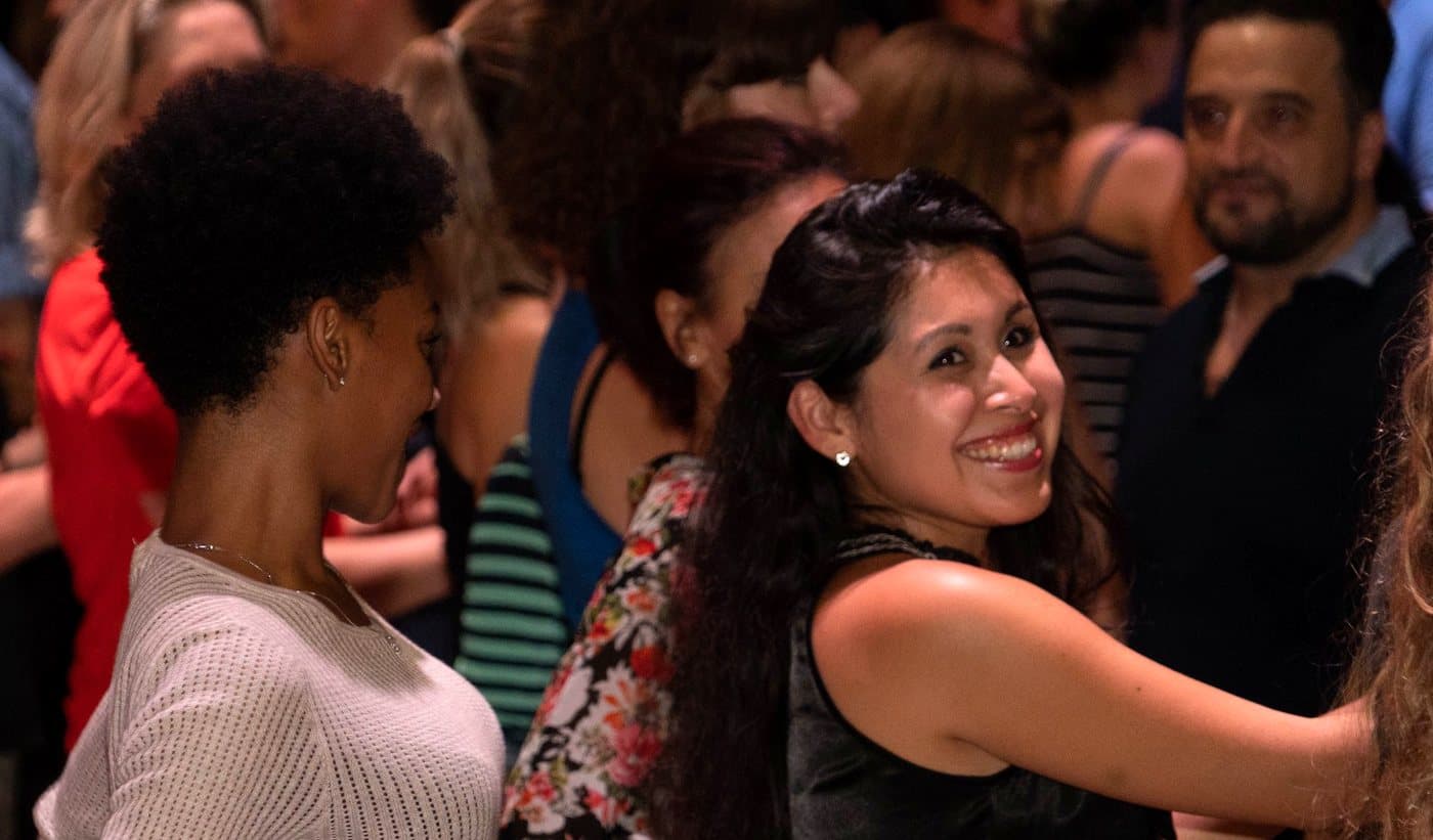 Deux élèves qui rient pendant un cours de danse chez O'Dance