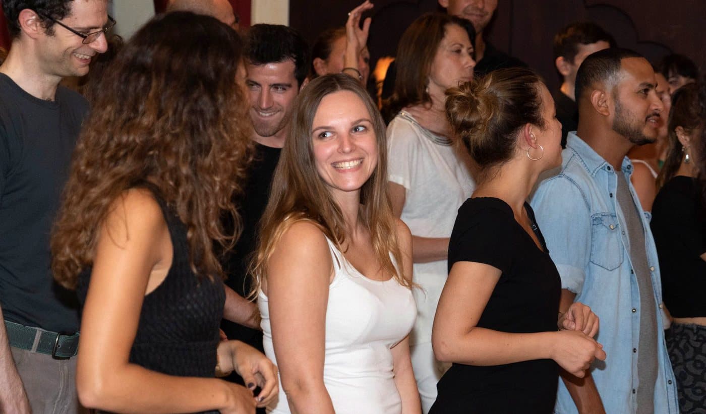 Des danseurs souriants pendant un cours O'Dance