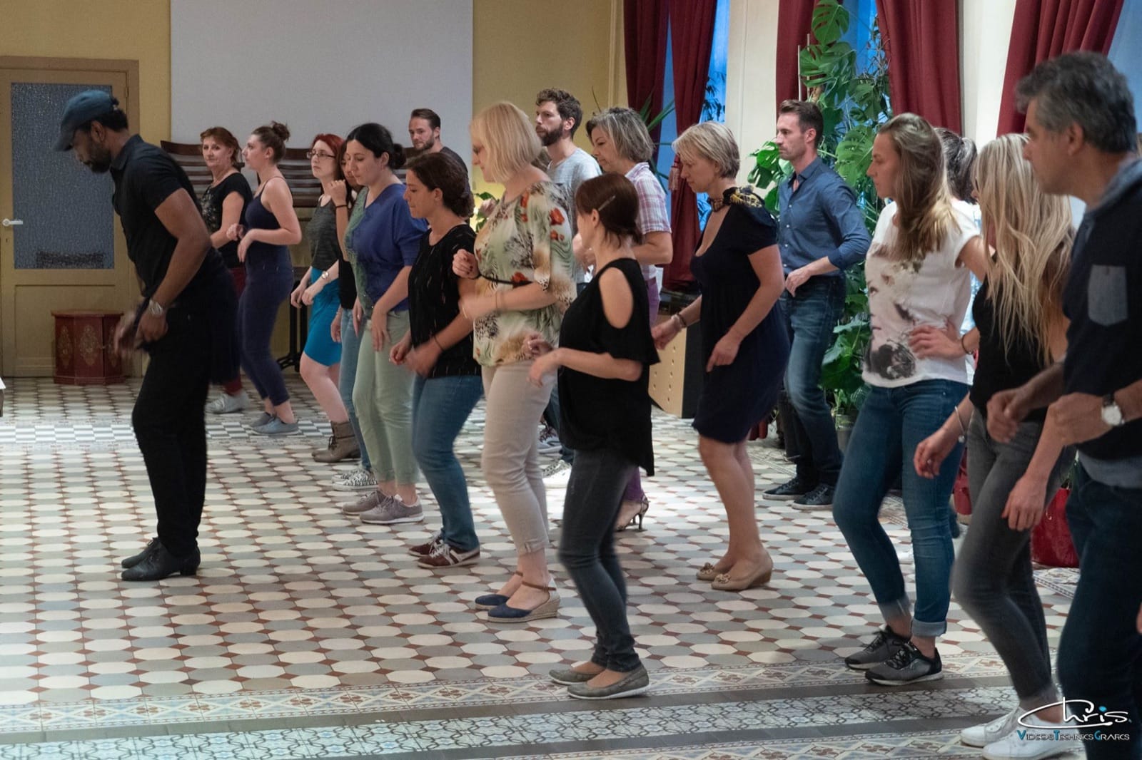Un professeur mène un grand groupe en plein cours à l'O'Dance School