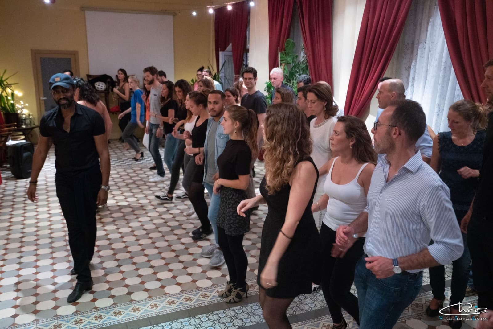 Un groupe d'élèves suit le professeur pendant un cours de salsa débutant chez O'Dance