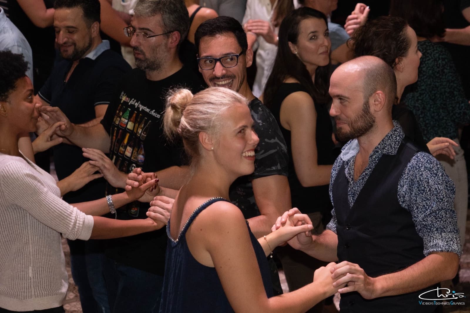 Des couples dansent ensemble pendant un cours de danse latine O'Dance