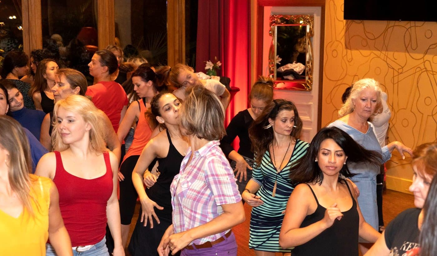Piste de danse pleine et festive lors d'une soirée O'Dance Club