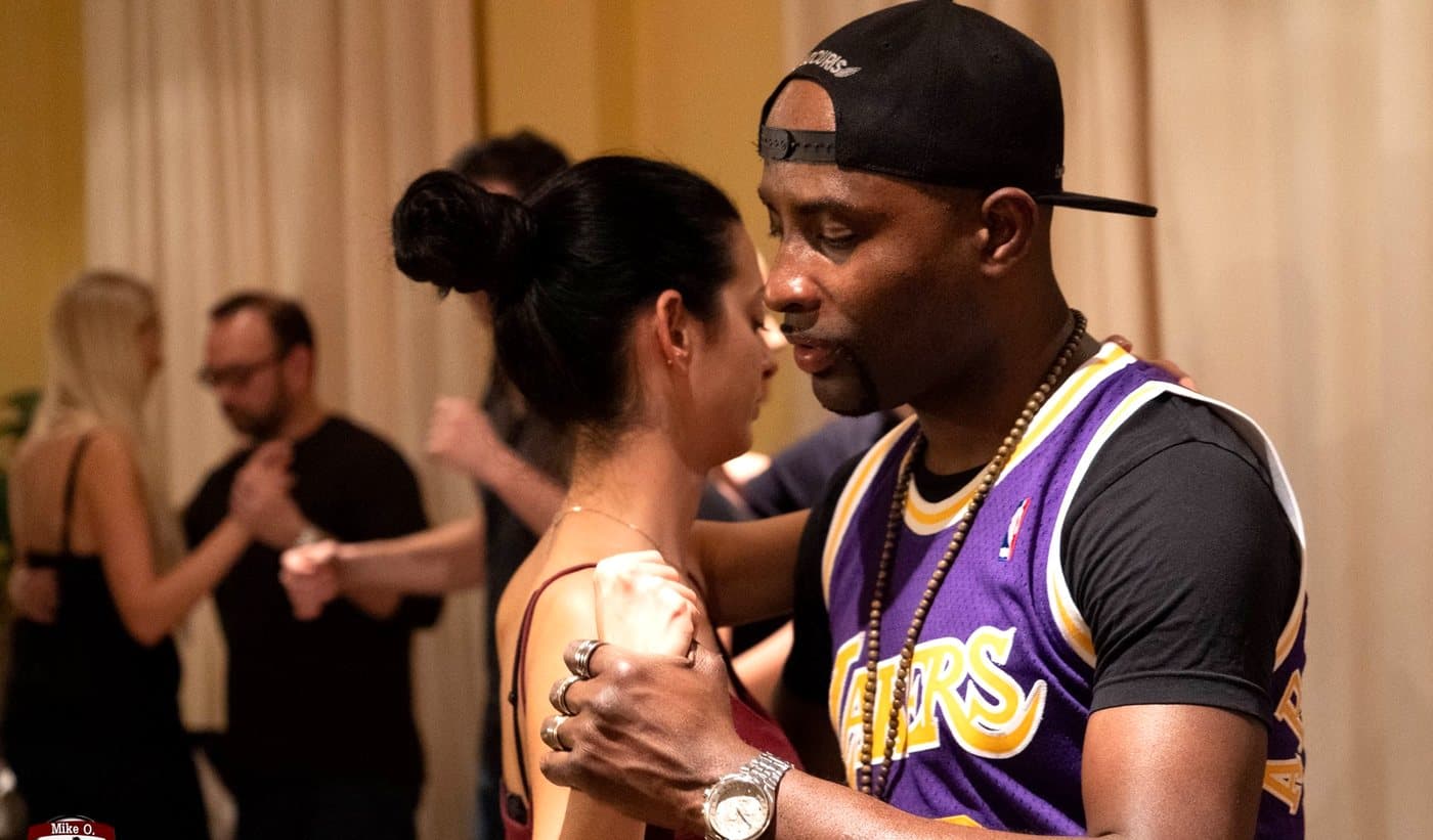 Couple en danse rapprochée pendant un cours de Kizomba chez O'Dance Events