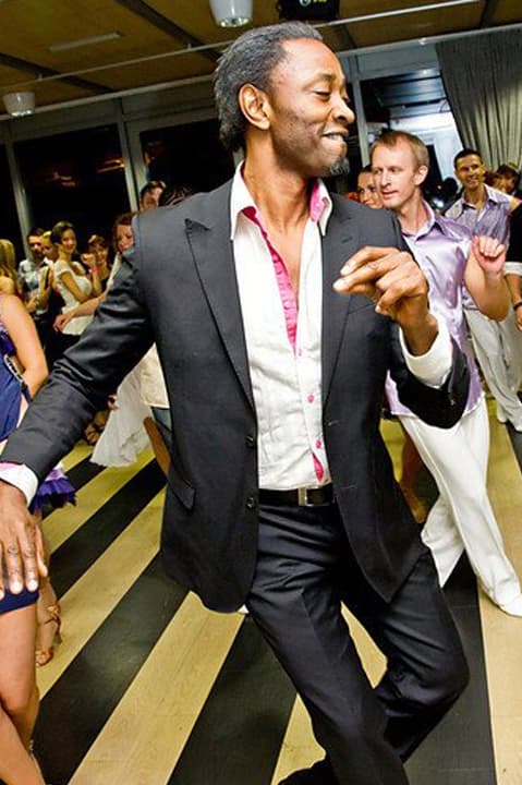 Mike O en train de danser au milieu des danseurs, lors d'une soirée