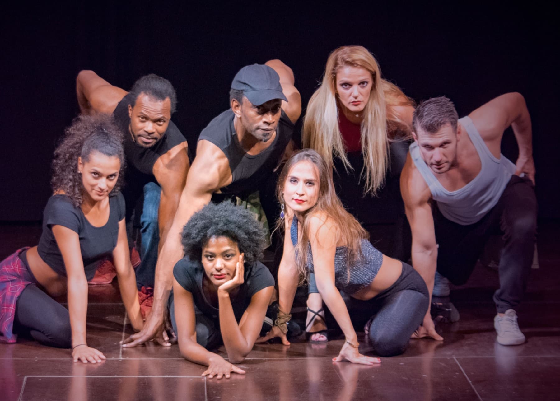 L'équipe de danseurs et de professeurs formée par Mike O., réunie sur scène