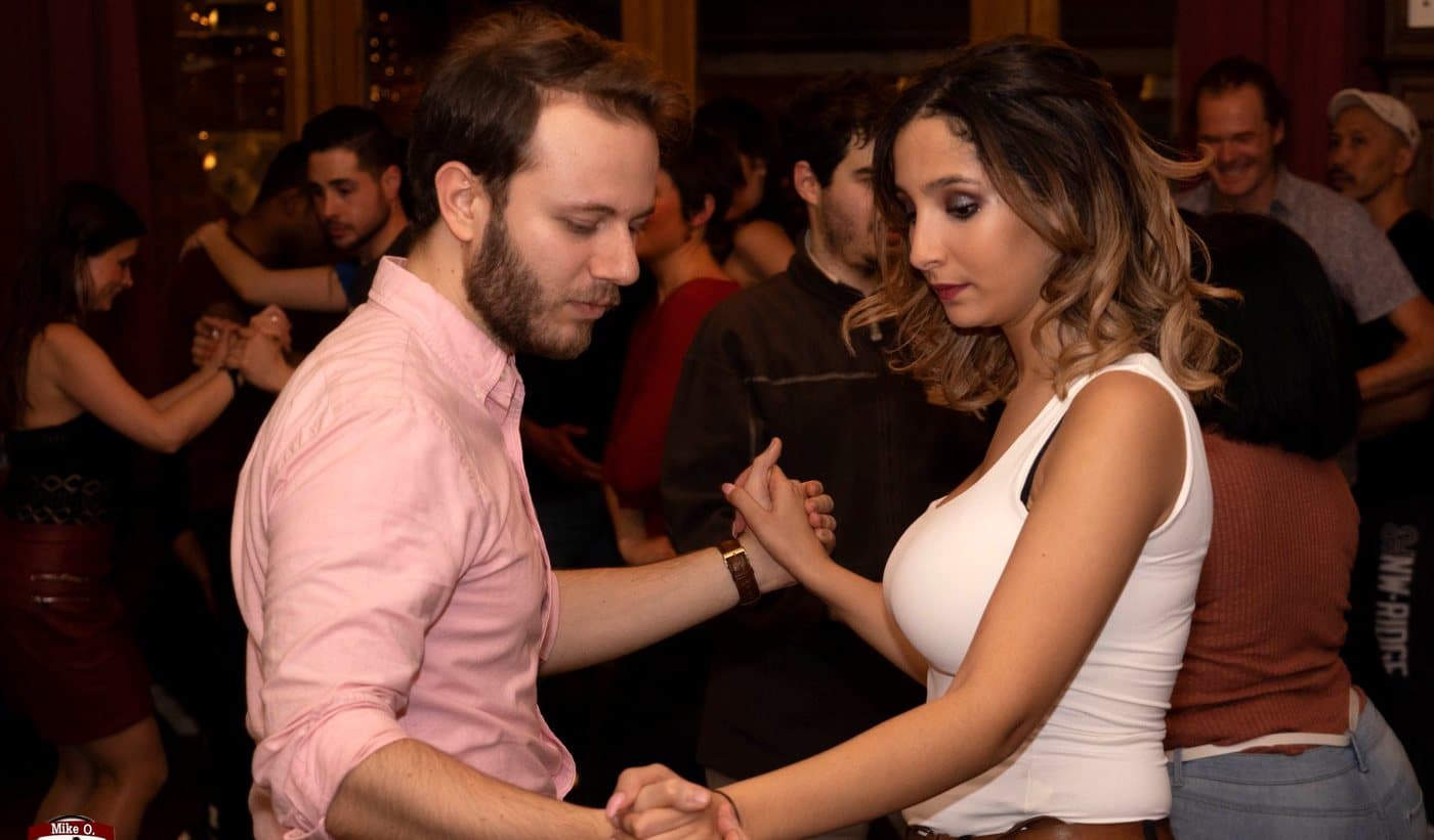 Couple en plein cours de Salsa L.A. chez O'Dance Events