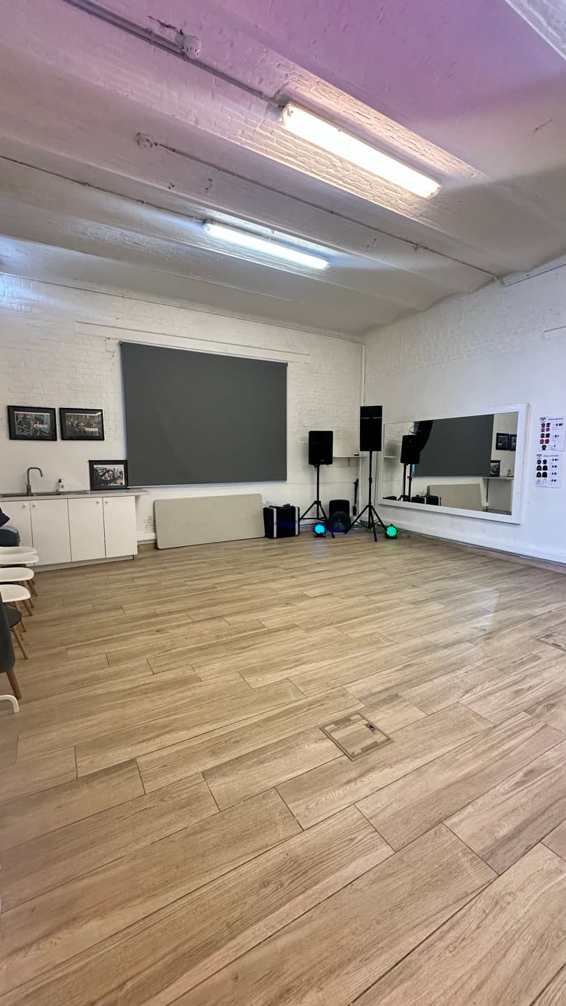 Le studio O'Dance en pleine lumière du jour : parquet de danse et grand mur de miroirs