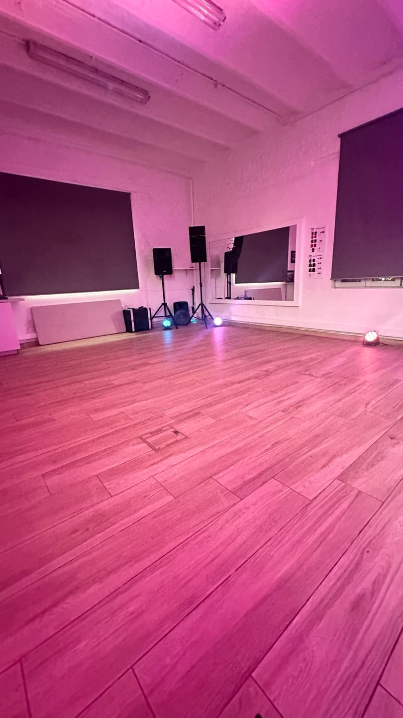 Le studio O'Dance sous un éclairage LED rose, système son