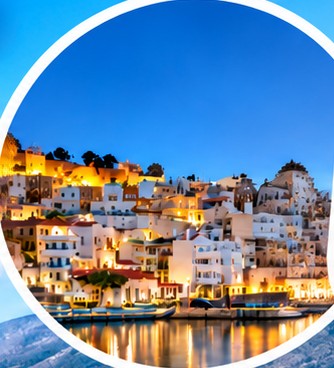 Village crétois illuminé au bord du port, à la tombée de la nuit