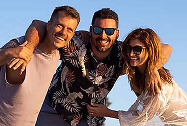 Trois amis souriants sous le soleil