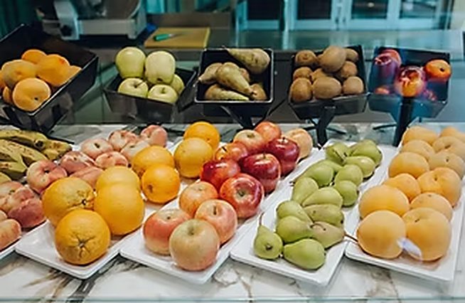 Buffet de fruits frais : oranges, pommes, poires, bananes