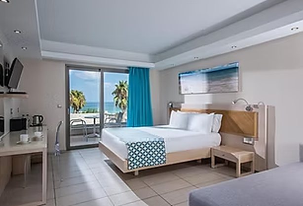 Chambre avec lit double et balcon