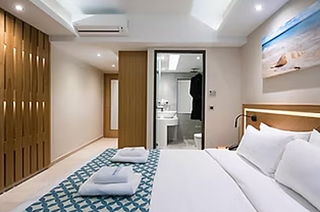 Chambre avec lit double et salle de bain
