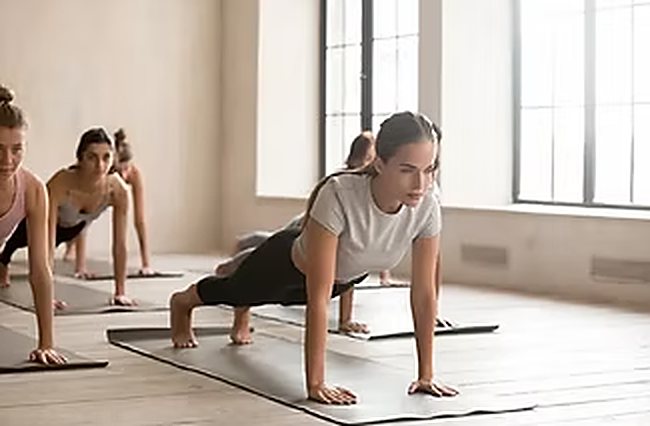 Séance de Pilates en groupe dans une salle lumineuse