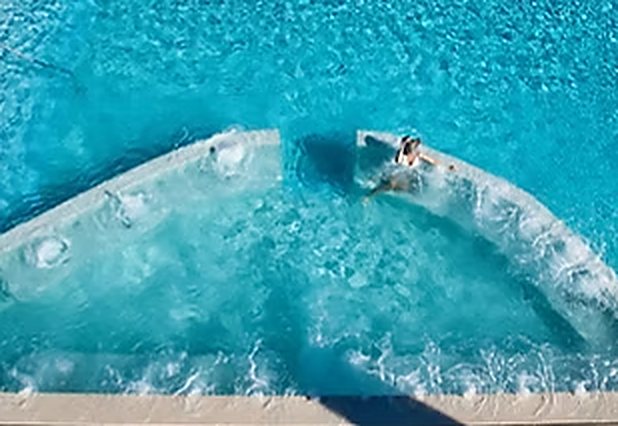 Piscine turquoise vue du ciel