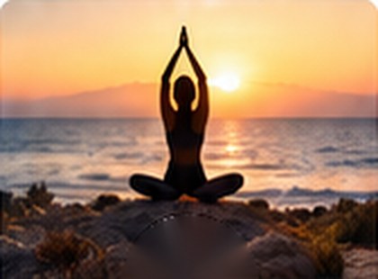 Een yogasessie met zicht op zee bij zonsondergang