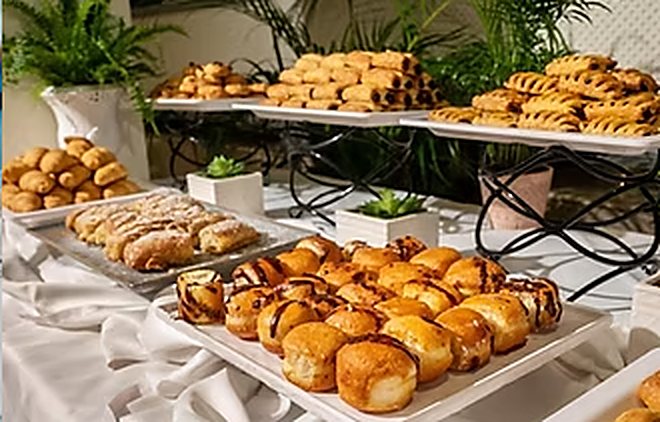 Buffet met ontbijtgebak en gebakjes