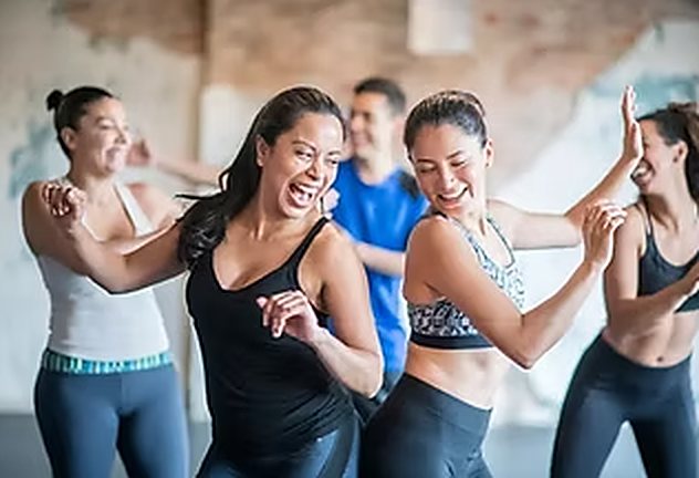 Lachende danseressen tijdens een les in de studio